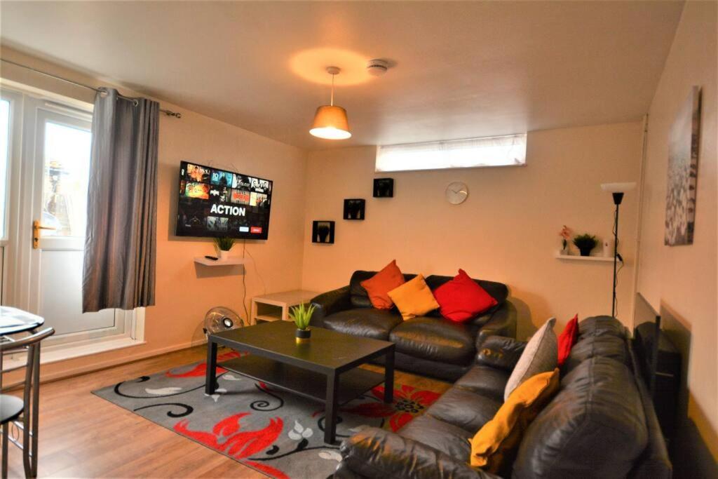 Spacious 2bedroom With Patio By Excel Centre Apartment