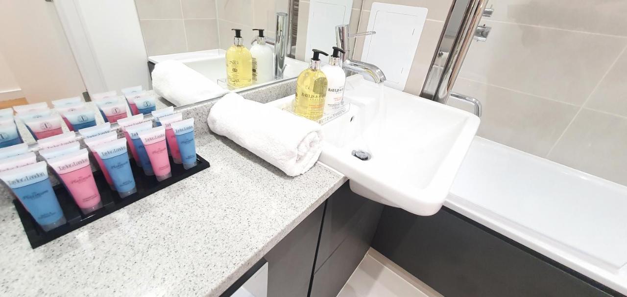 Garland Modern 3 Bedroom House Westfield - Stratford Apartment