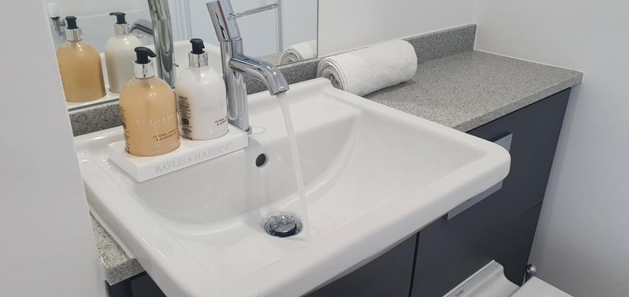 Garland Modern 3 Bedroom House Westfield - Stratford Apartment *