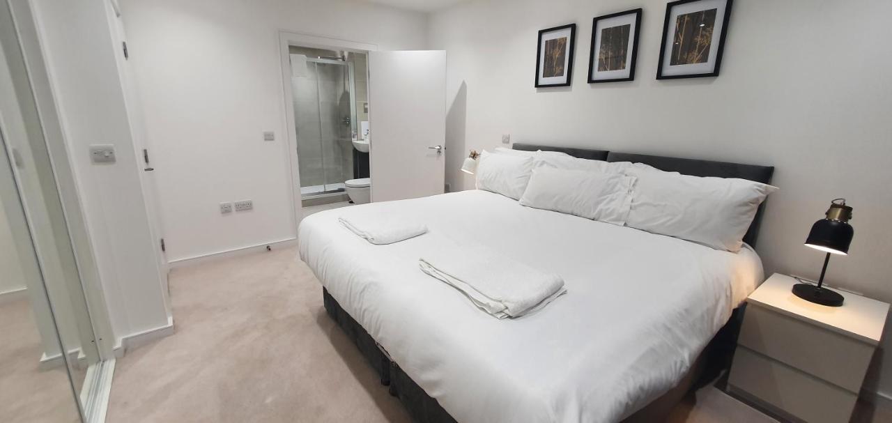 Garland Modern 3 Bedroom House Westfield - Stratford Apartment *