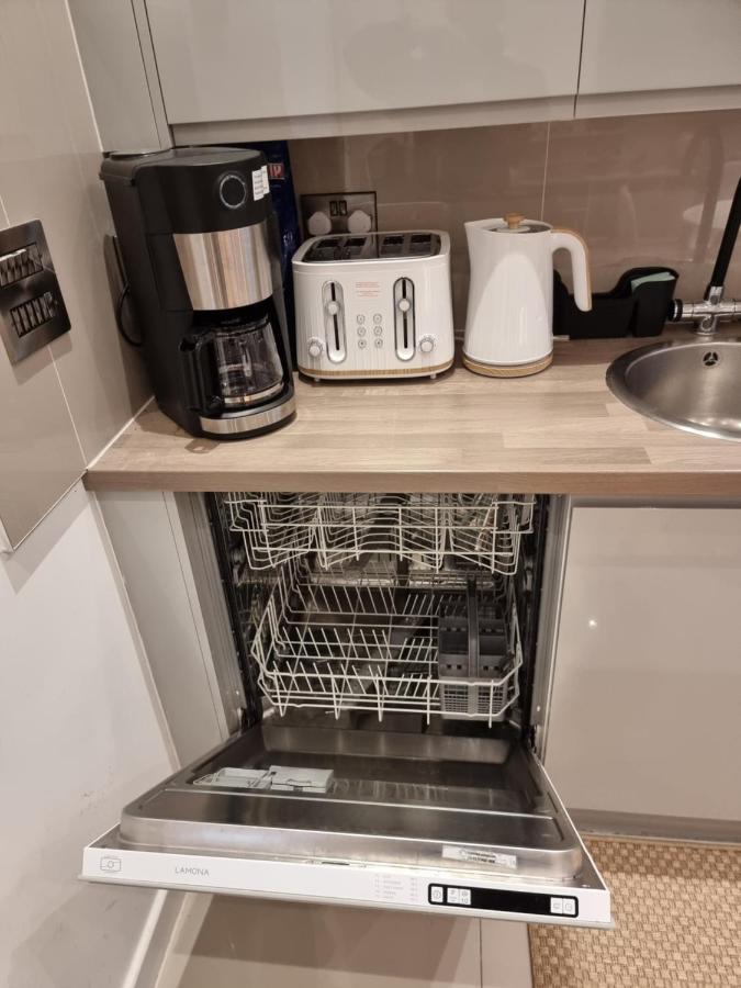 Spacious & Central Park Ground Floor Flat London