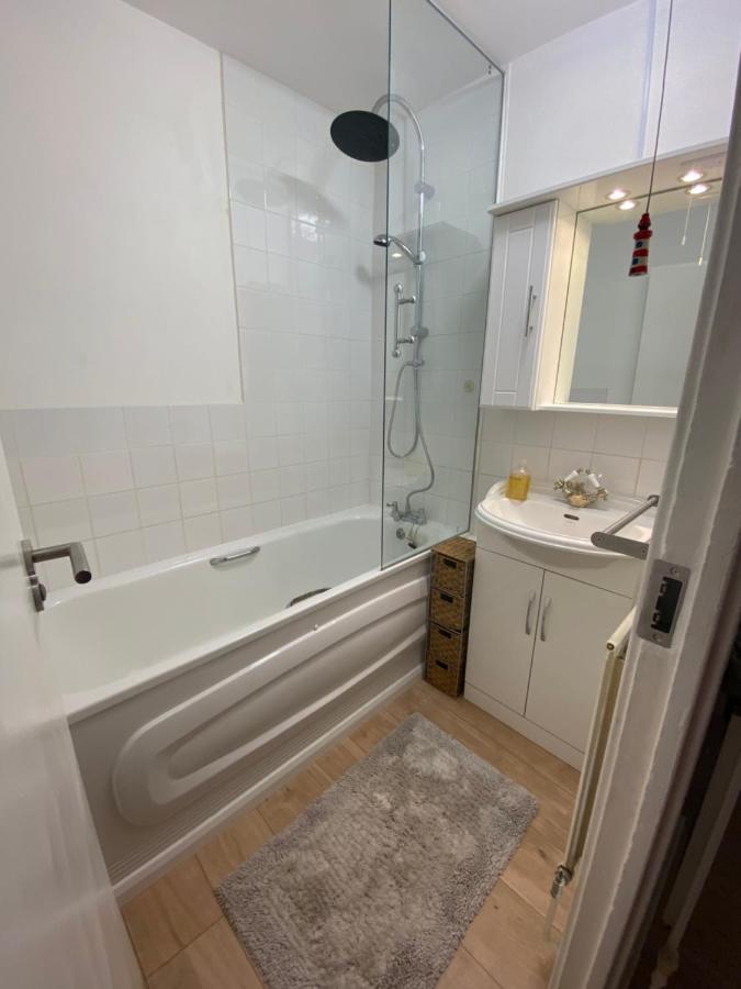 Bedroom With An Office Desk In A Shared 2 Bedroom Flat Near Canary Wharf Hospedagem domiciliar Londres