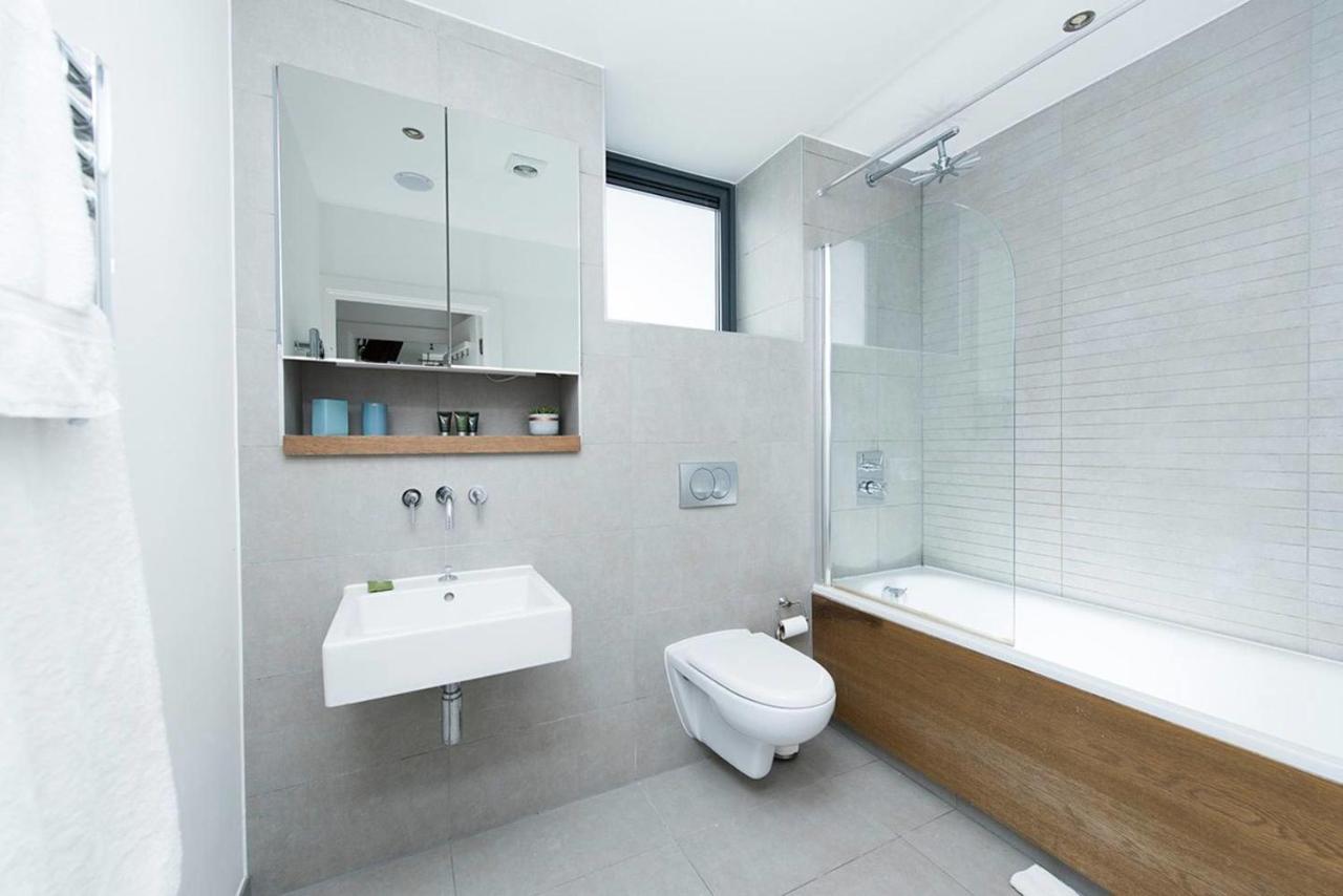 Stylish 2 Bedroom Flat With Balcony In Apartment