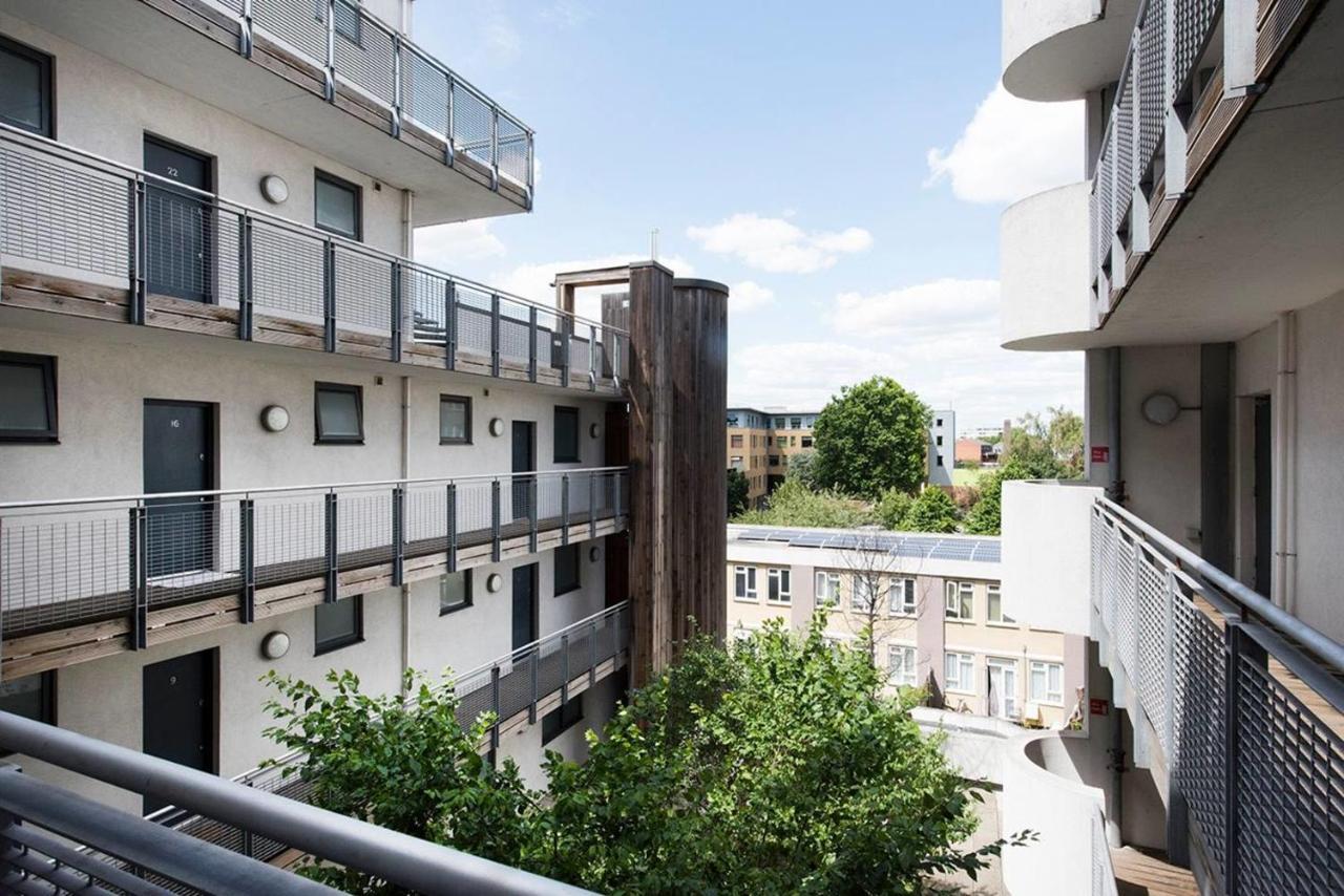 Stylish 2 Bedroom Flat With Balcony In Apartamento