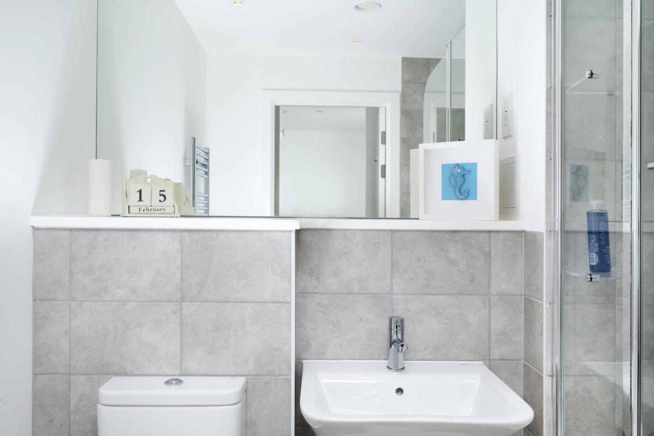 Modern And At Barking Wharf In Apartment *