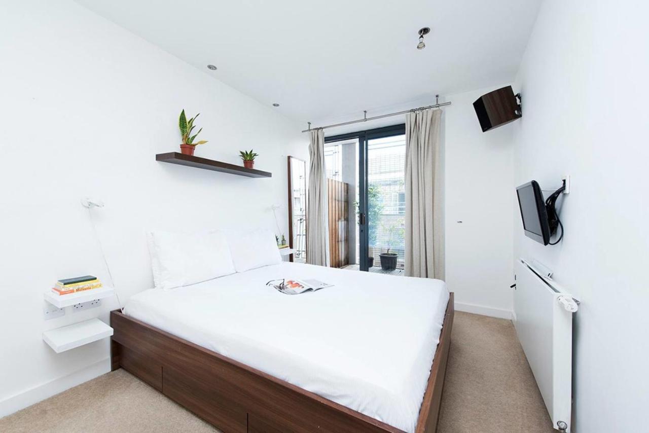 Stylish 2 Bedroom Flat With Balcony In Londres