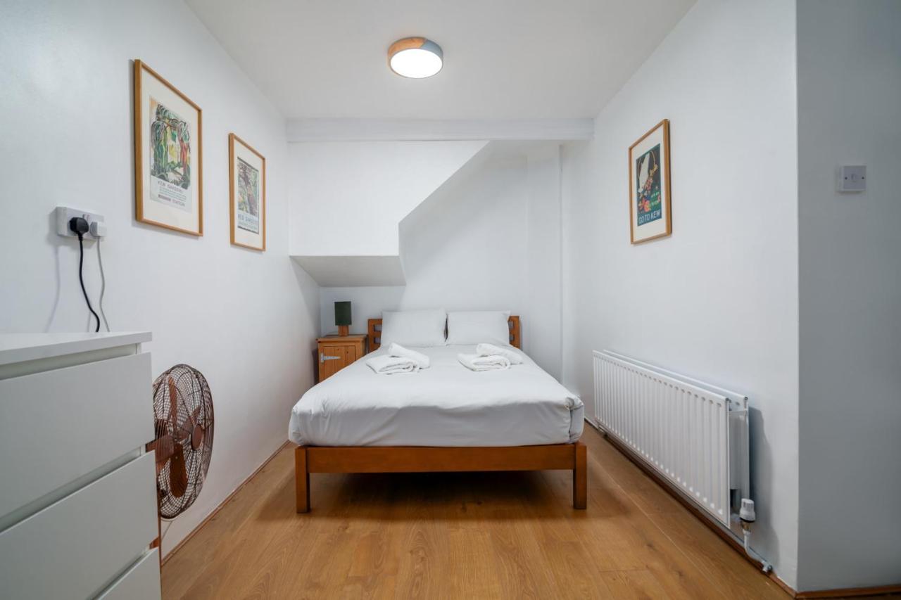 Beautiful 4 Bedroom Terrace House In Kings Holiday home London