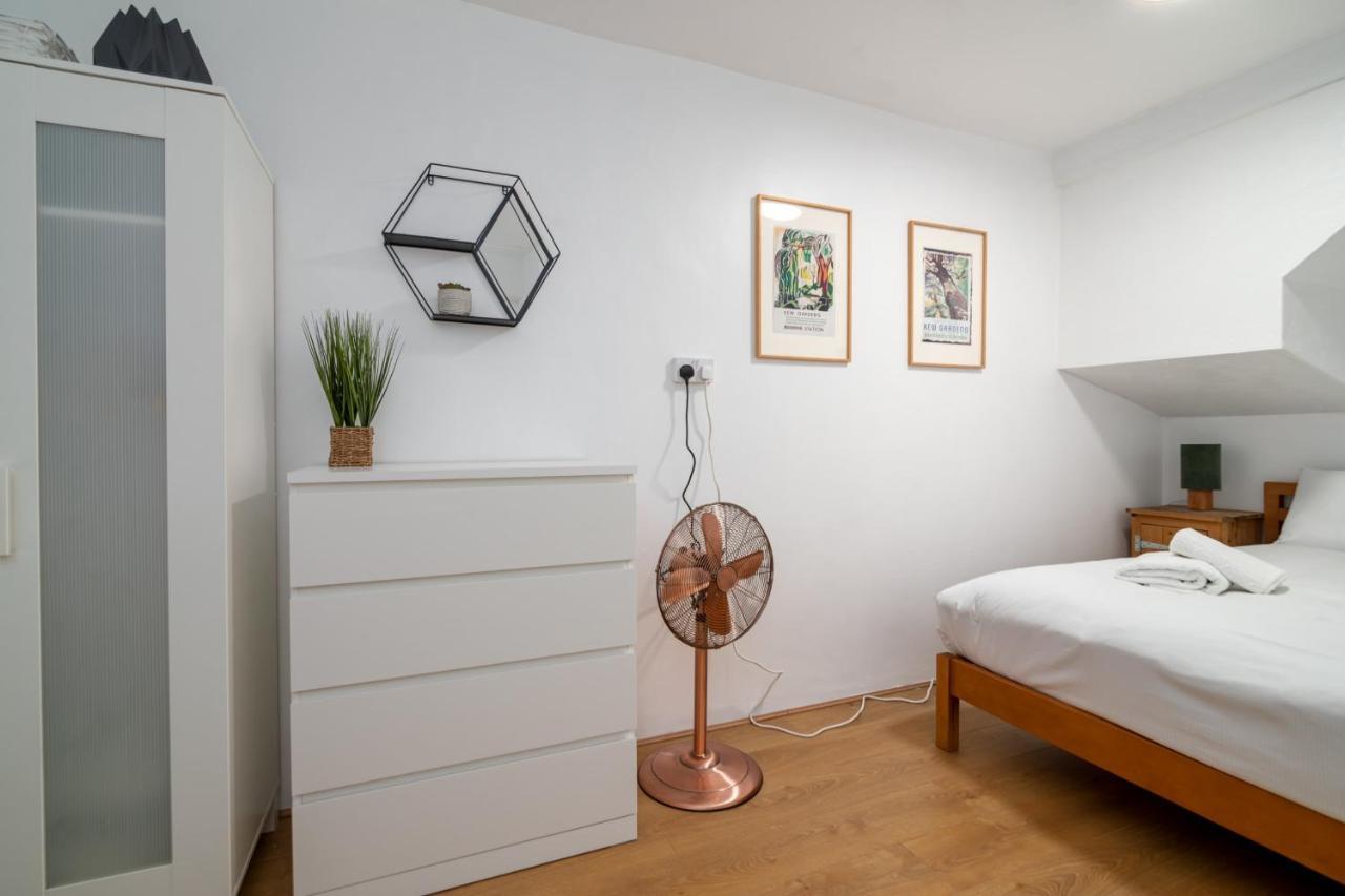 Beautiful 4 Bedroom Terrace House In Kings Holiday home