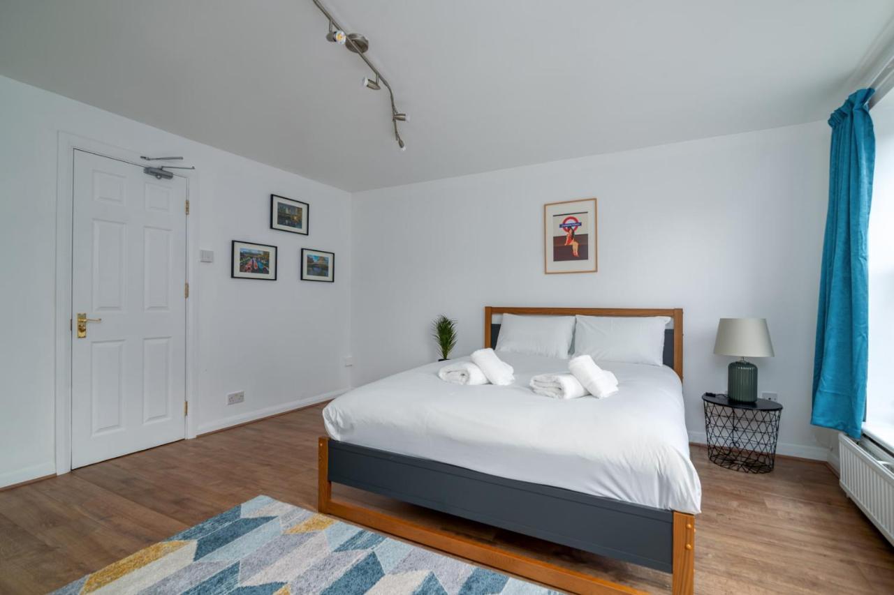 Beautiful 4 Bedroom Terrace House In Kings Holiday home *