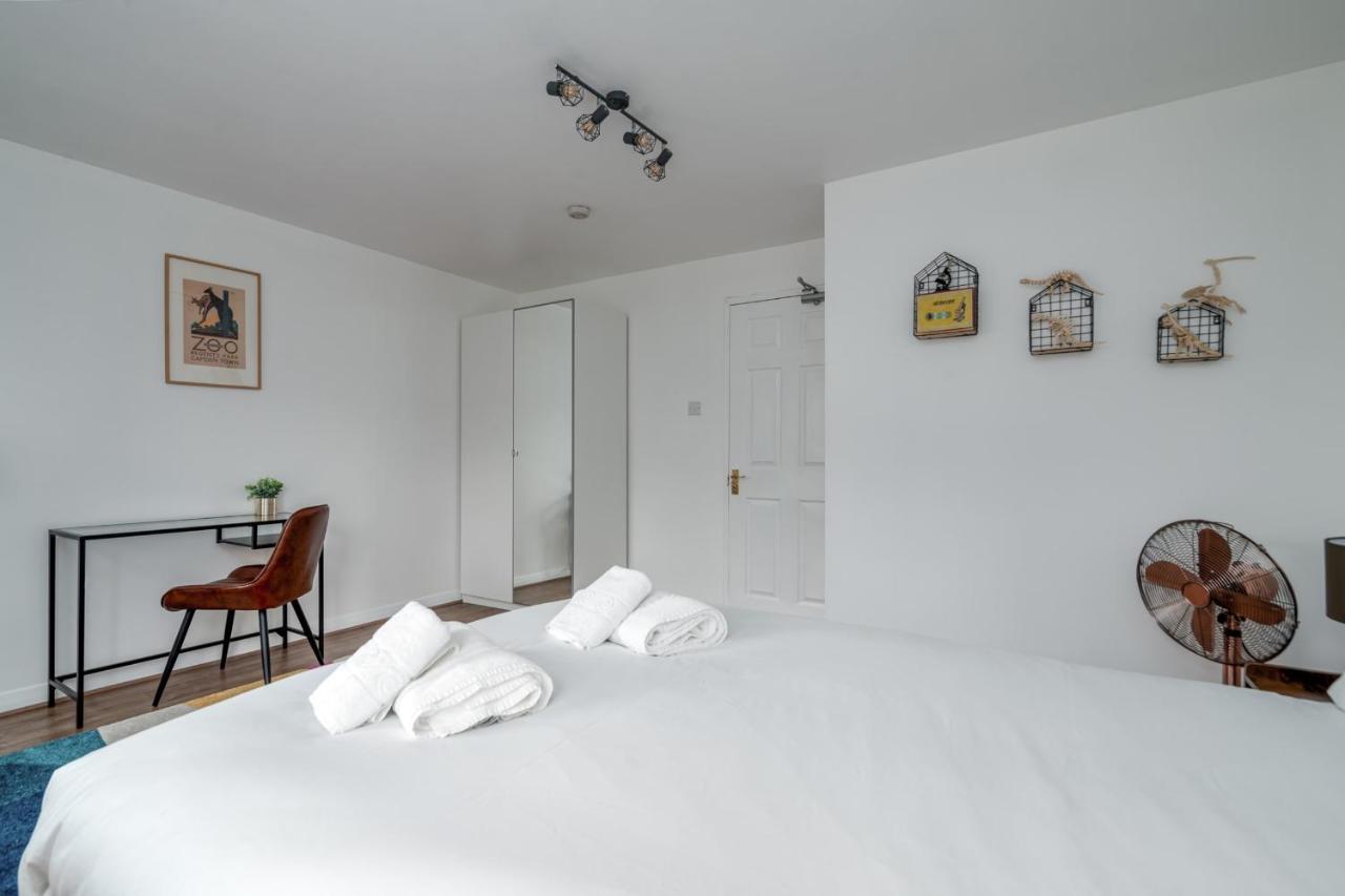 Beautiful 4 Bedroom Terrace House In Kings Holiday home London
