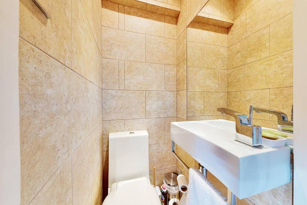 Spacious 2bed Flat 7min Walk From The Tube Station London