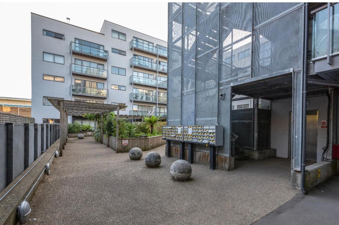 Large American Loft Style Close To Centre Apartment London