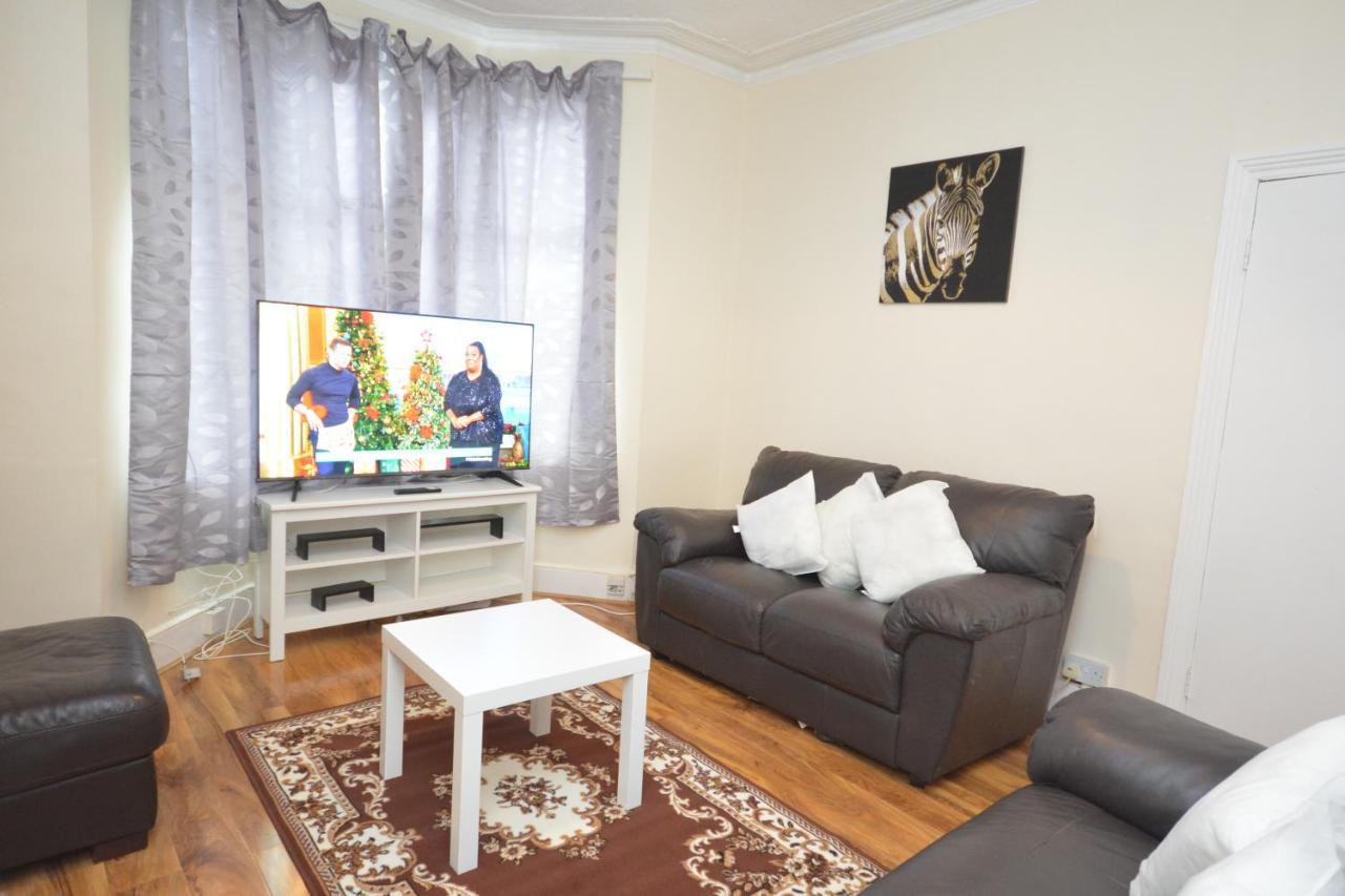 Cheerful 4 Bedroom House In Greater Casa de férias