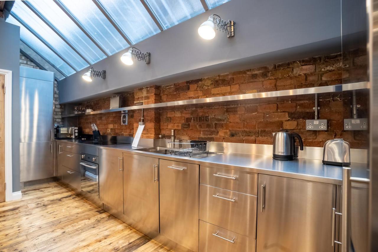 Deluxe Rustic Style Two Bedroom Bethnal - Yard View London
