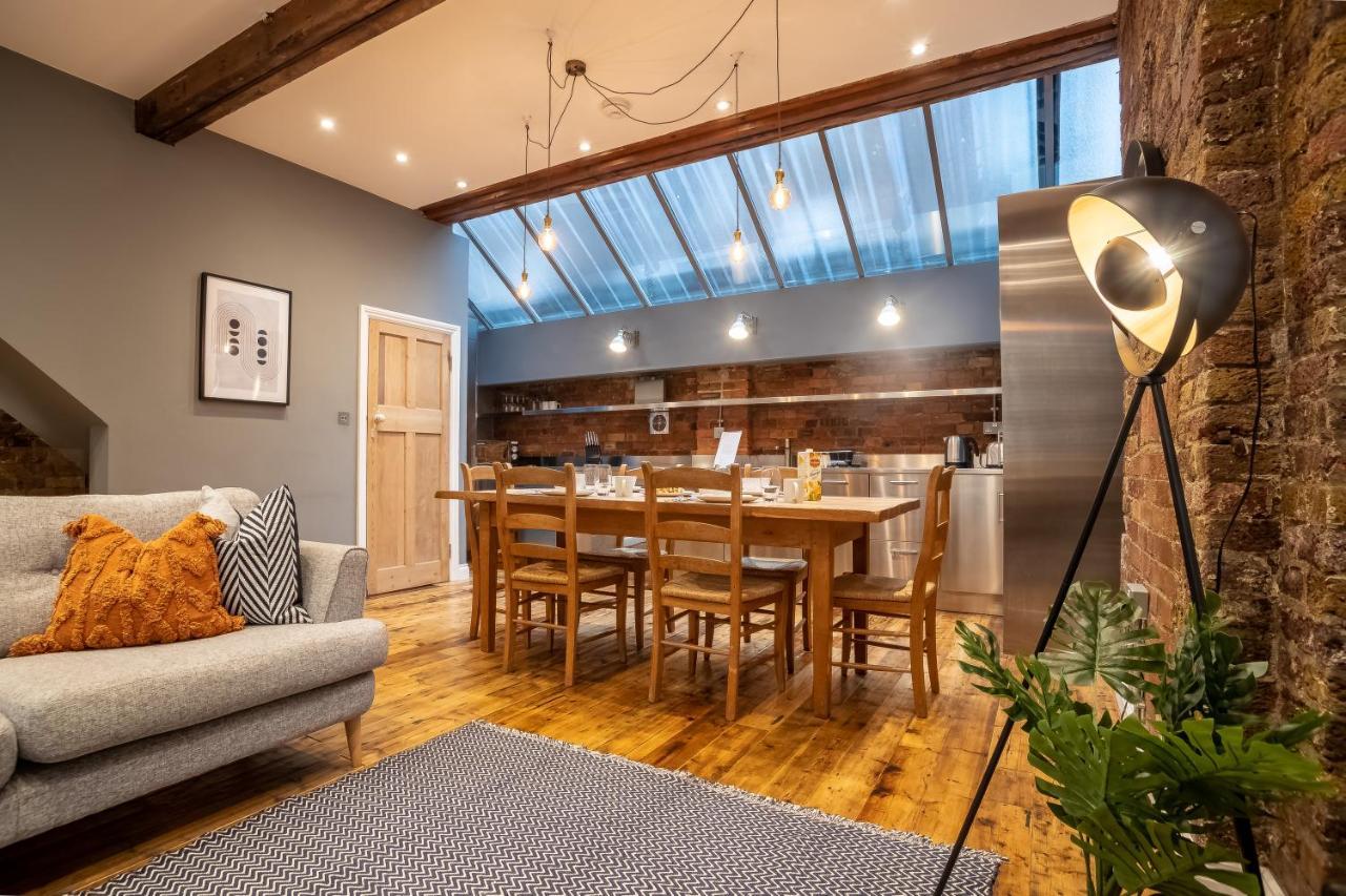 Apartment Deluxe Rustic Style Two Bedroom Bethnal - Yard View