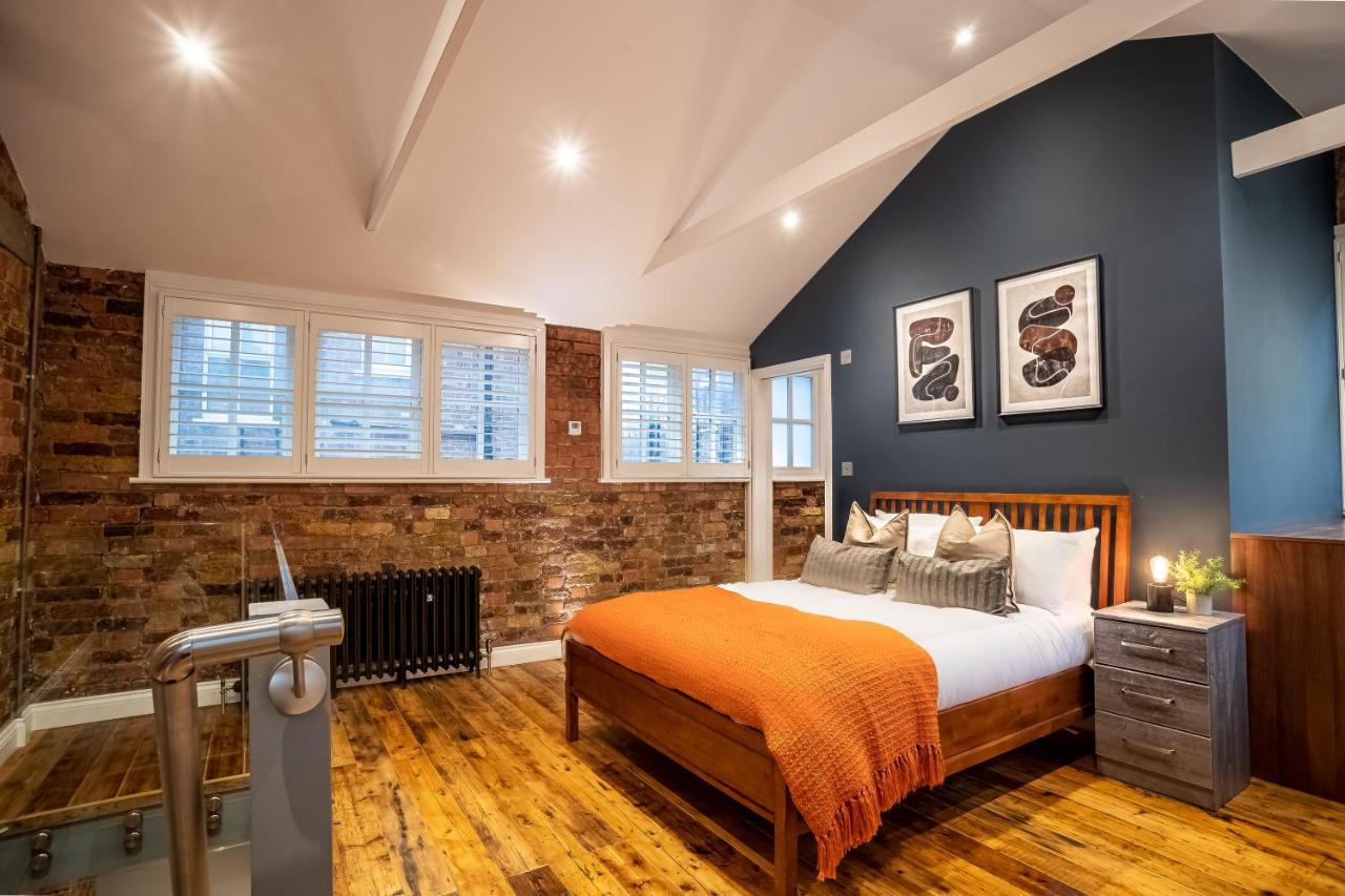 Deluxe Rustic Style Two Bedroom Bethnal - Yard View *