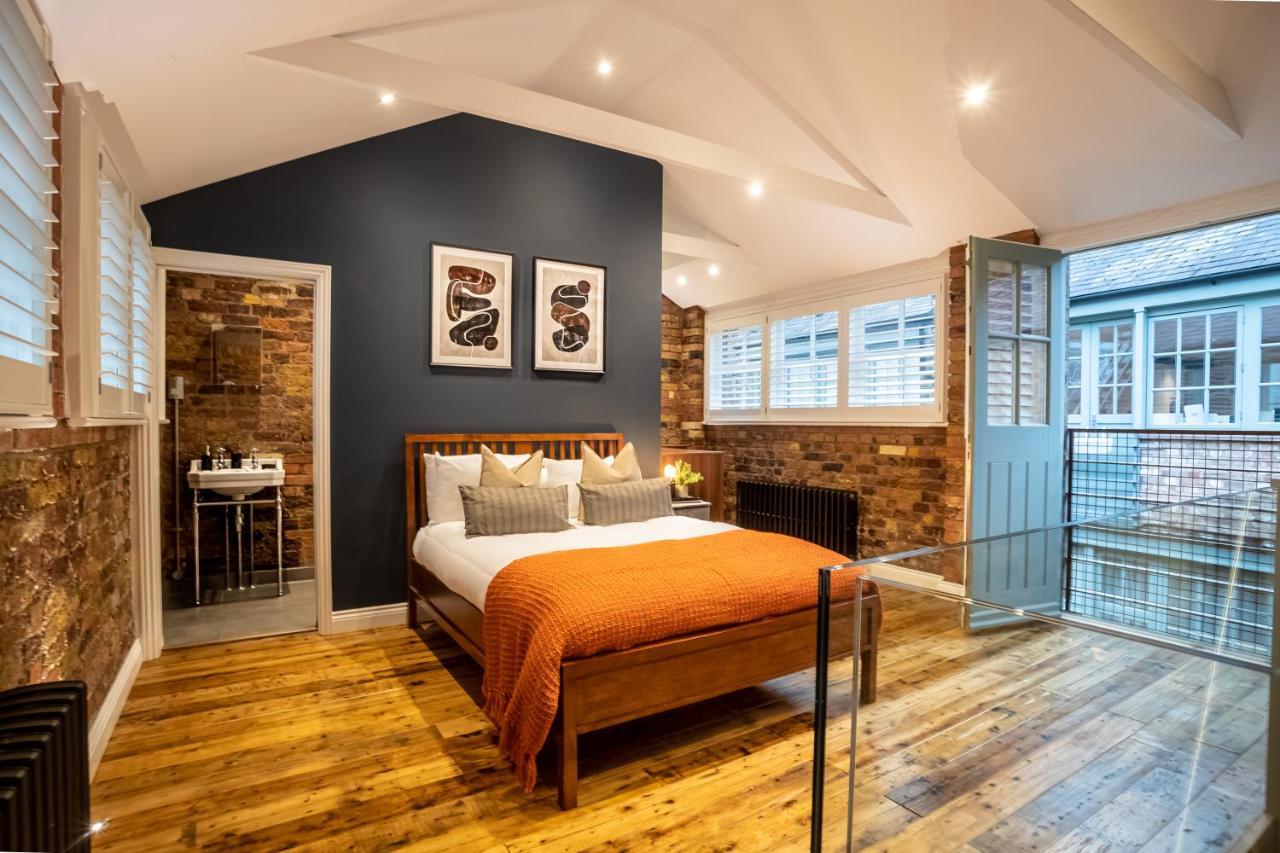 Deluxe Rustic Style Two Bedroom Bethnal - Yard View * London