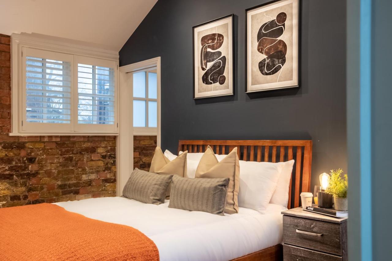 Deluxe Rustic Style Two Bedroom Bethnal - Yard View