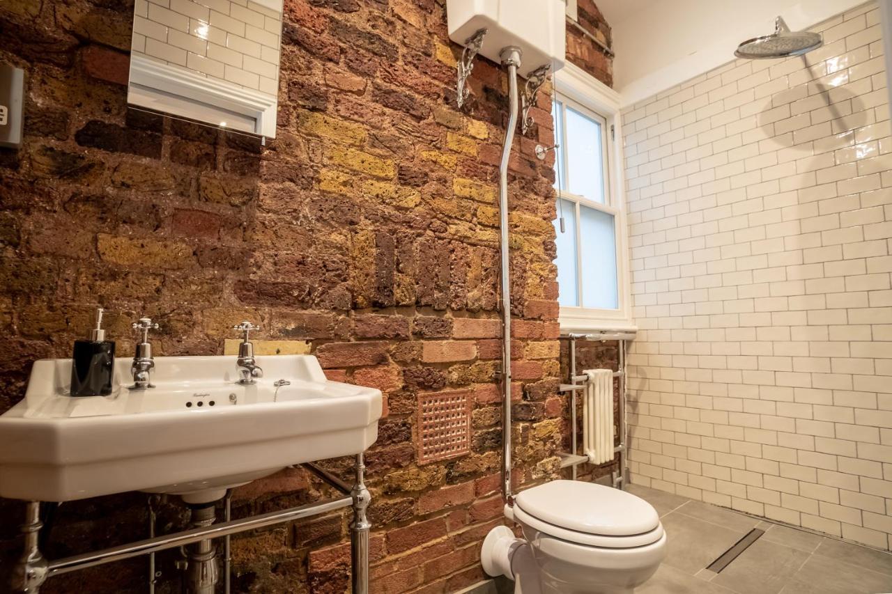 Apartment Deluxe Rustic Style Two Bedroom Bethnal - Yard View