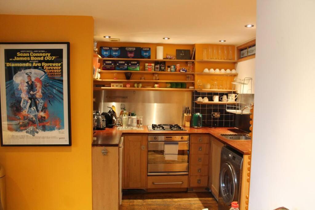 Apartment Artistic And Soulful Carnaby Street Movie Pad