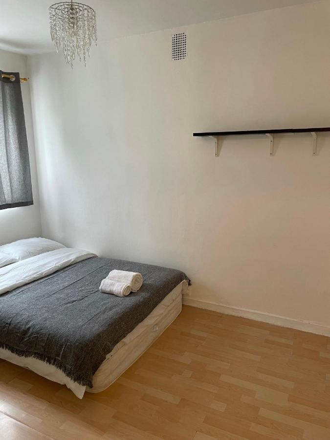 Apartment Centrally Located 2- Bedroom Apartment With Garden *