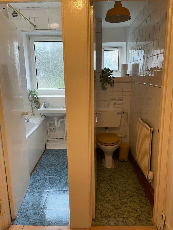 Centrally Located 2- Bedroom Apartment With Garden Apartamento