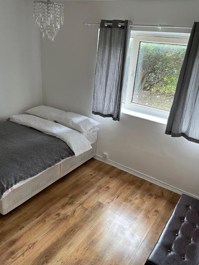 Centrally Located 2- Bedroom Apartment With Garden *