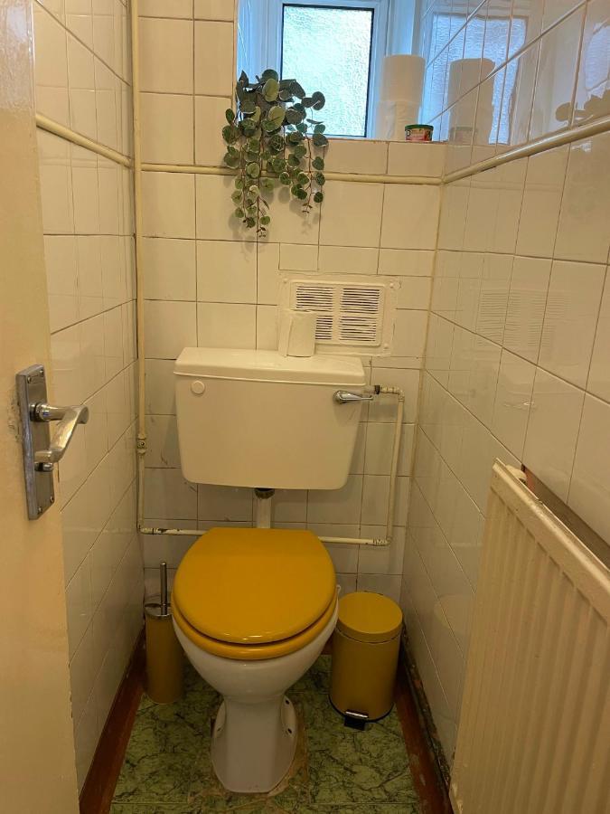 Apartment Centrally Located 2- Bedroom Apartment With Garden *