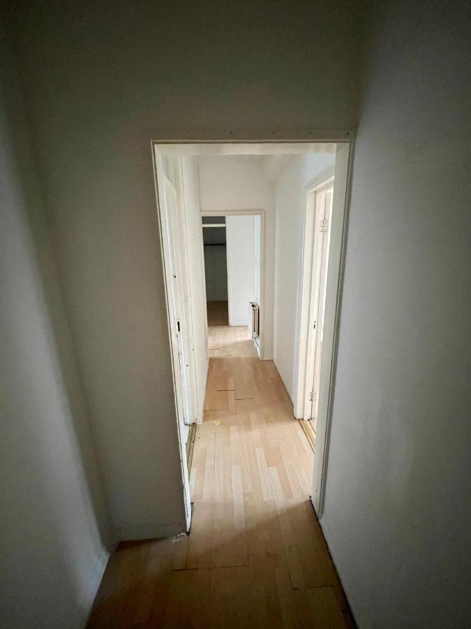 Apartment Centrally Located 2- Bedroom Apartment With Garden