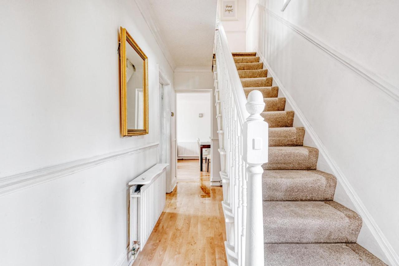 Spacius 3 Bedroom Garden House Apartment London