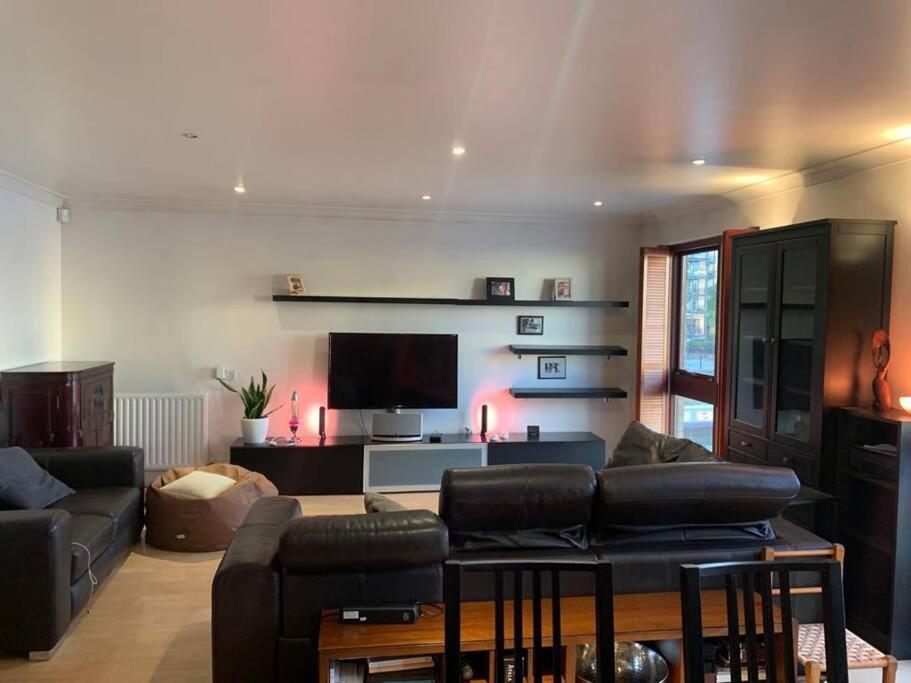 Lovely Room, Free Parking In Private Gated Place London