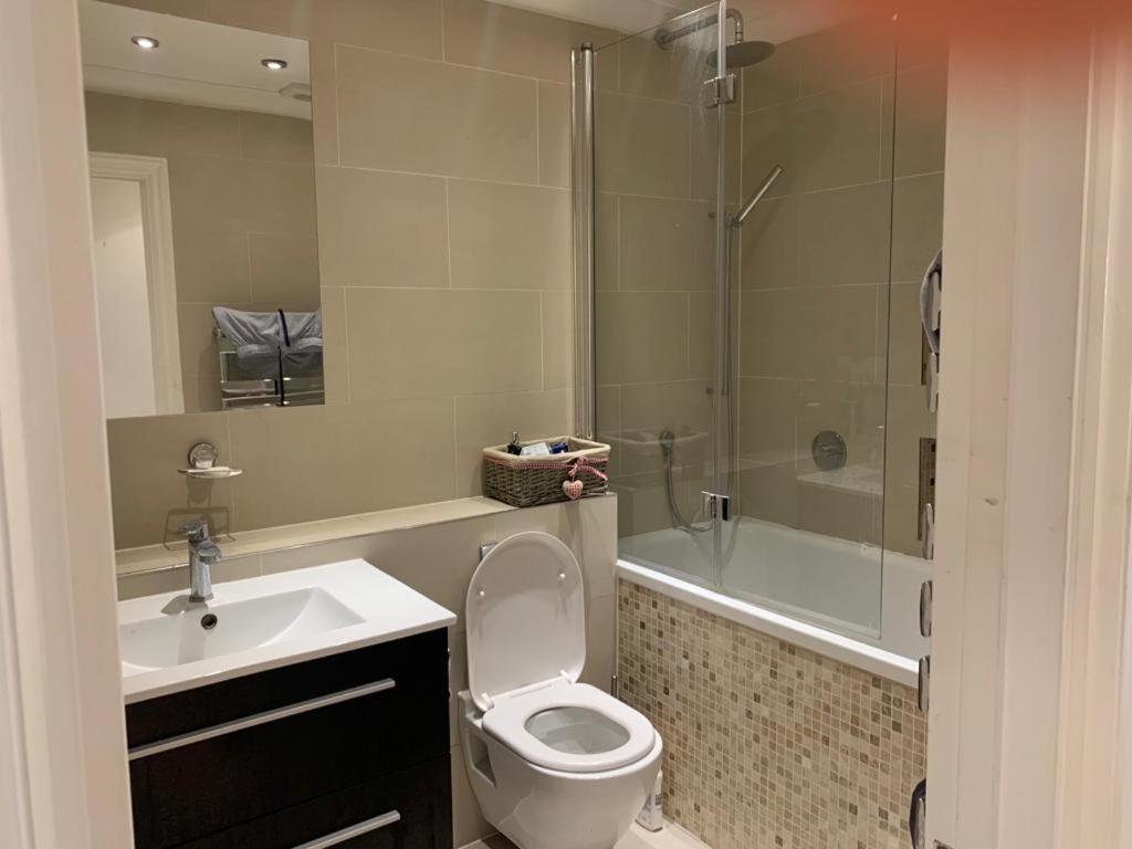 Lovely Room, Free Parking In Private Gated Place Apartment London