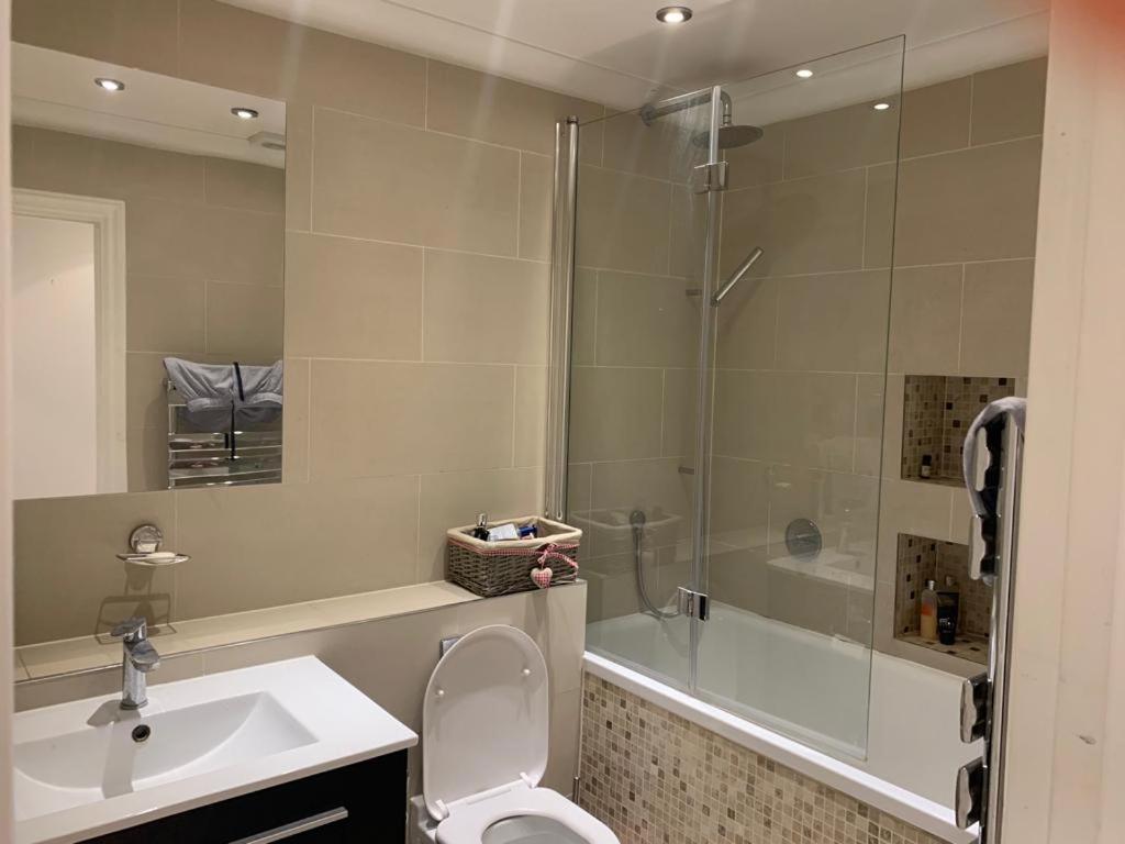 Lovely Room, Free Parking In Private Gated Place Apartment *