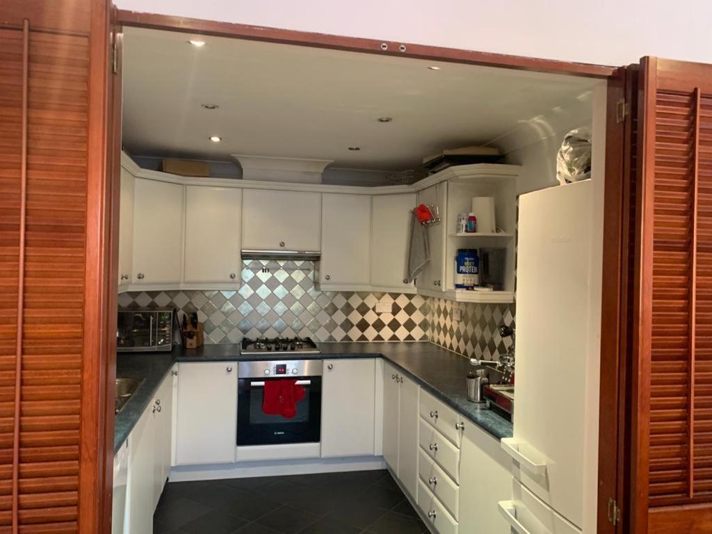 Lovely Room, Free Parking In Private Gated Place London