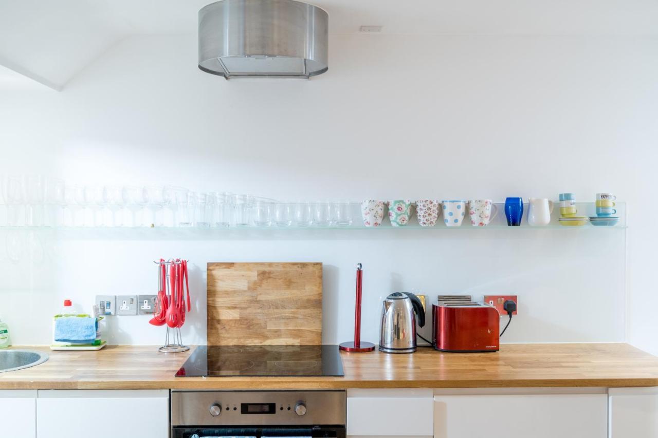 Stylish Flat With Private Yard In Shepherd Bush