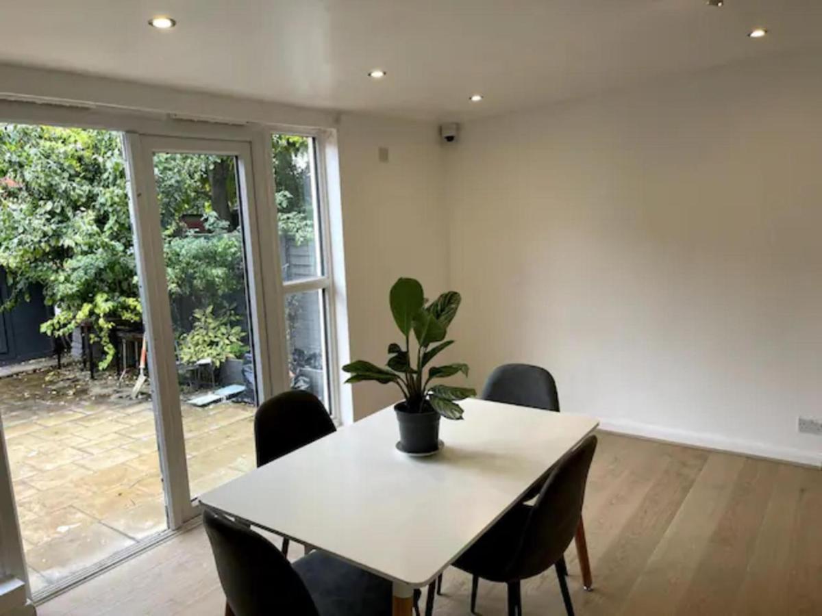 Holiday home Modern 5 Bedroom Family House - 18 Mins To Station