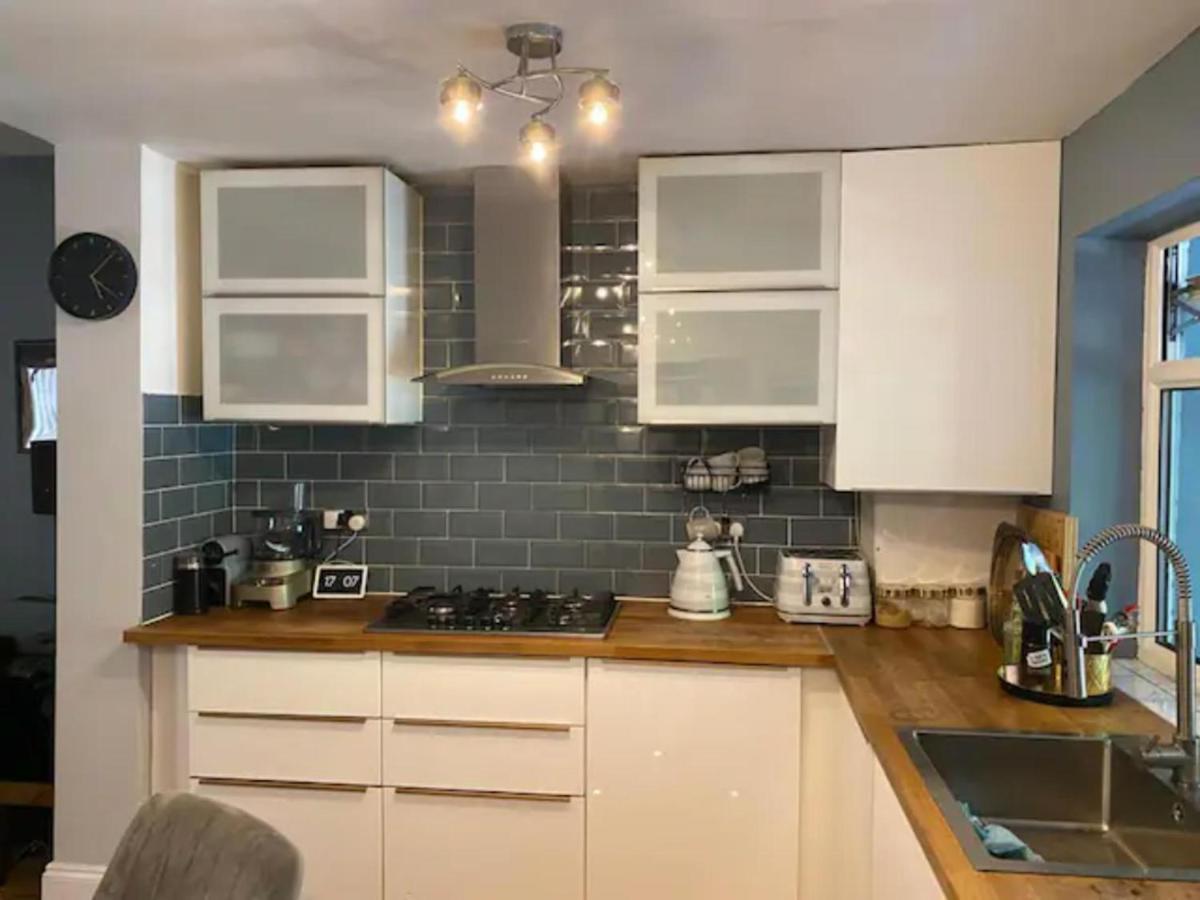 Modern 5 Bedroom Family House - 18 Mins To Station Holiday home *