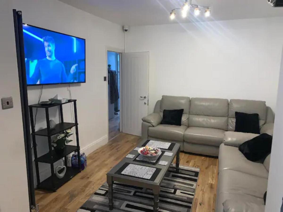 Holiday home Modern 5 Bedroom Family House - 18 Mins To Station