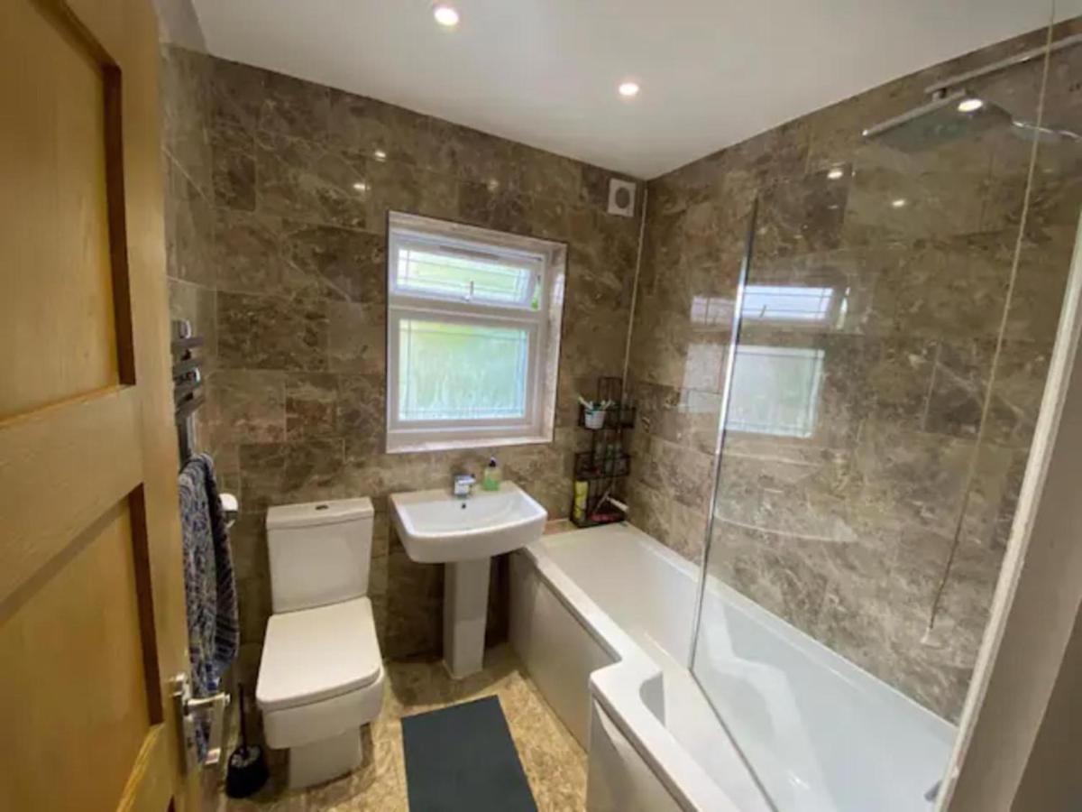 Holiday home Modern 5 Bedroom Family House - 18 Mins To Station