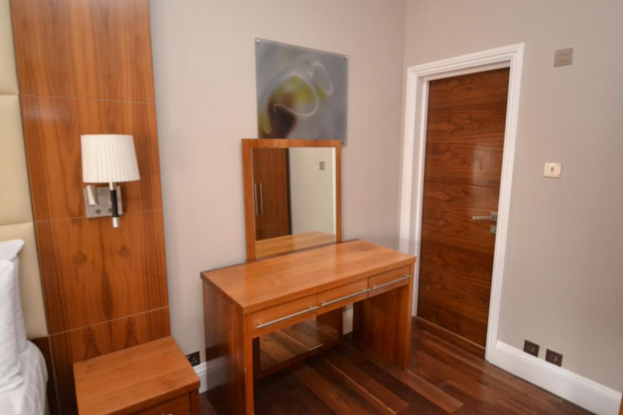 Sloane Square Apartment *