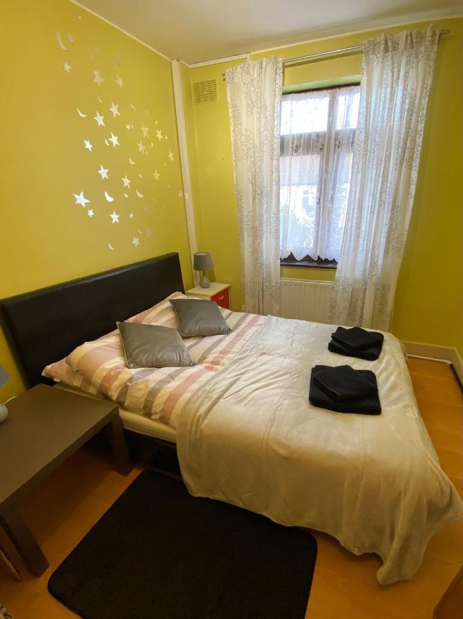 Apartment Excel 5min Custom House Station Parking Wifi Sleeps 6 London