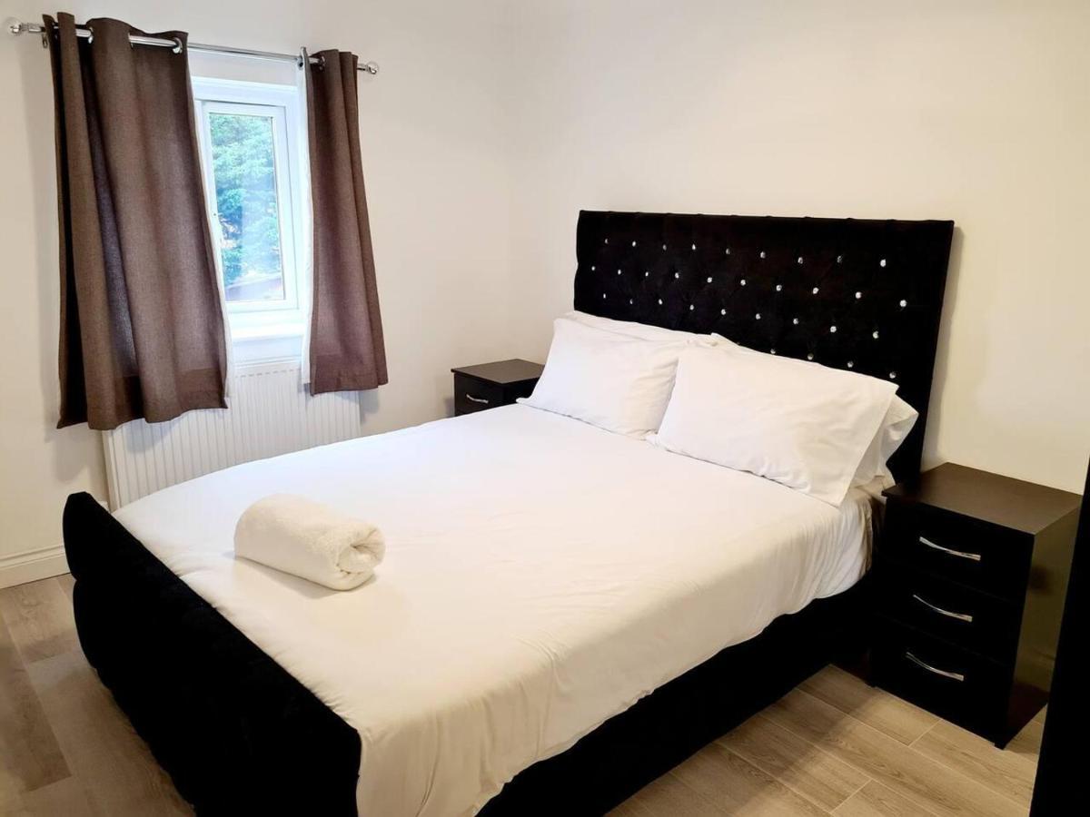 Modern & Spacious - Walk To Excel- Parking Holiday home *