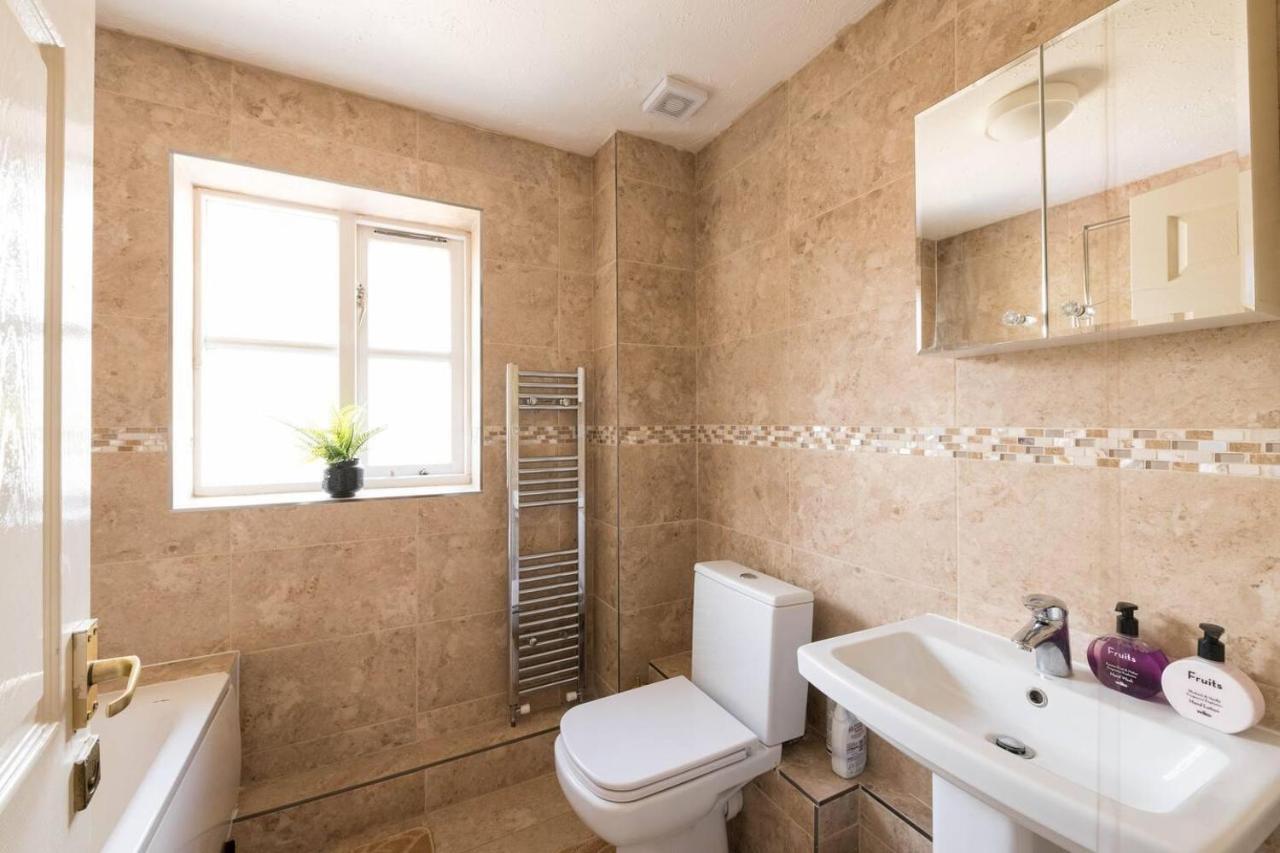 Holiday home Modern & Spacious - Walk To Excel- Parking *