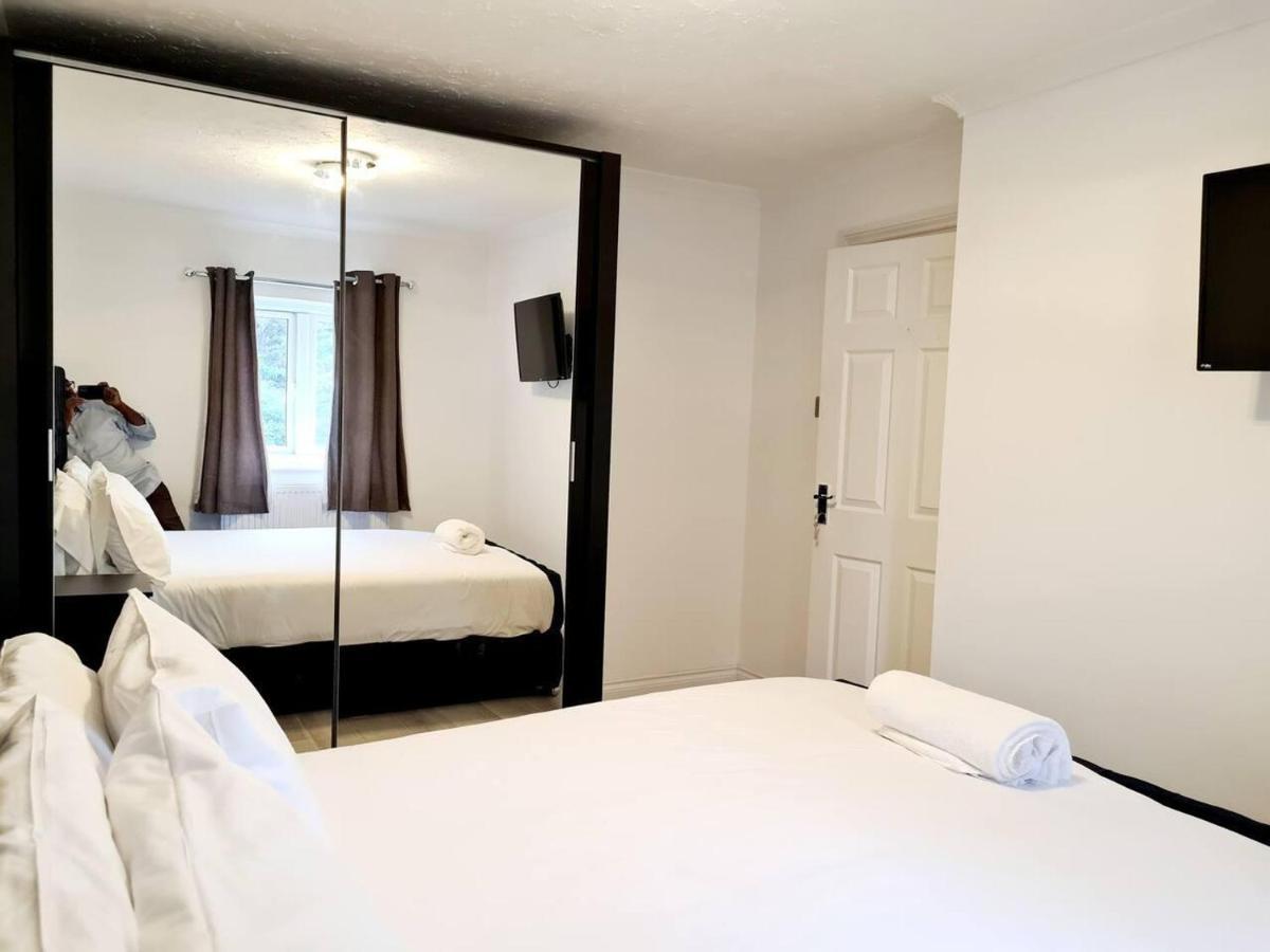 Holiday home Modern & Spacious - Walk To Excel- Parking