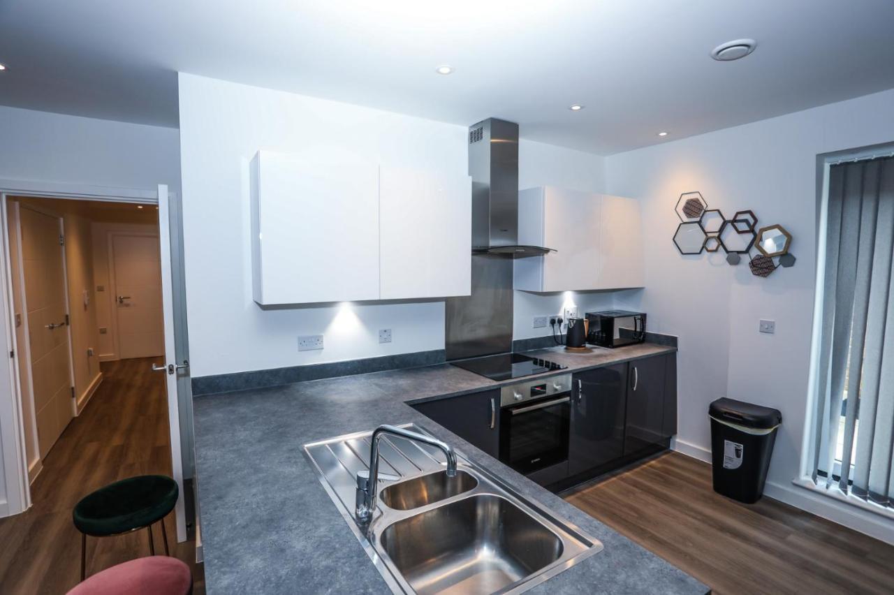 Lovely 2 Bed With Parking * London