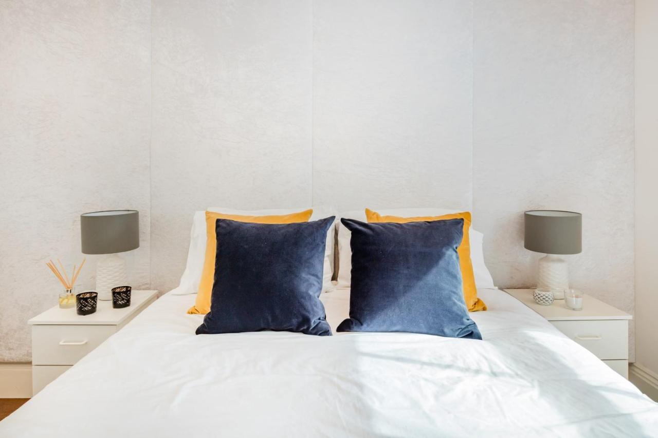 Apartment Superb 3 Bed/bath Luxury + Ibiza Roof Terrace London