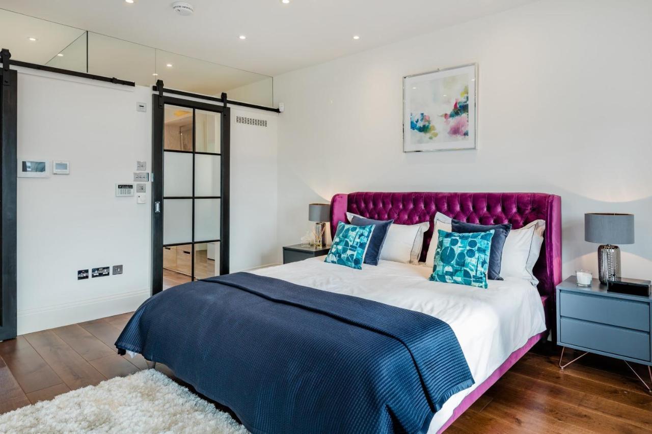 Superb 3 Bed/bath Luxury + Ibiza Roof Terrace Apartment London