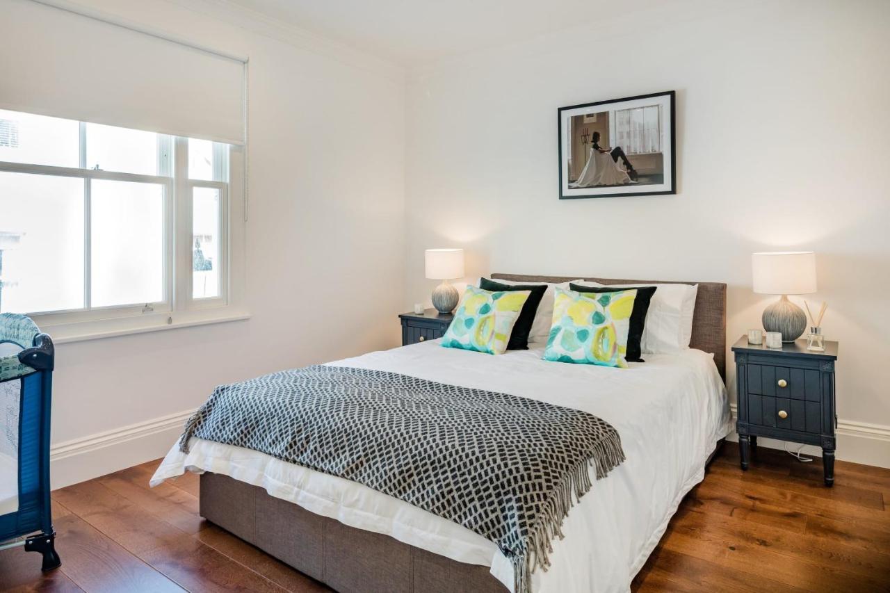 Superb 3 Bed/bath Luxury + Ibiza Roof Terrace Apartment London