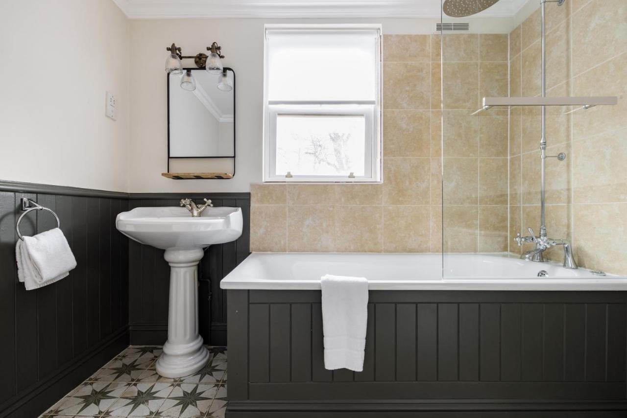 The Chelsea Corner - Stylish 2bdr With Rooftop Terrace *