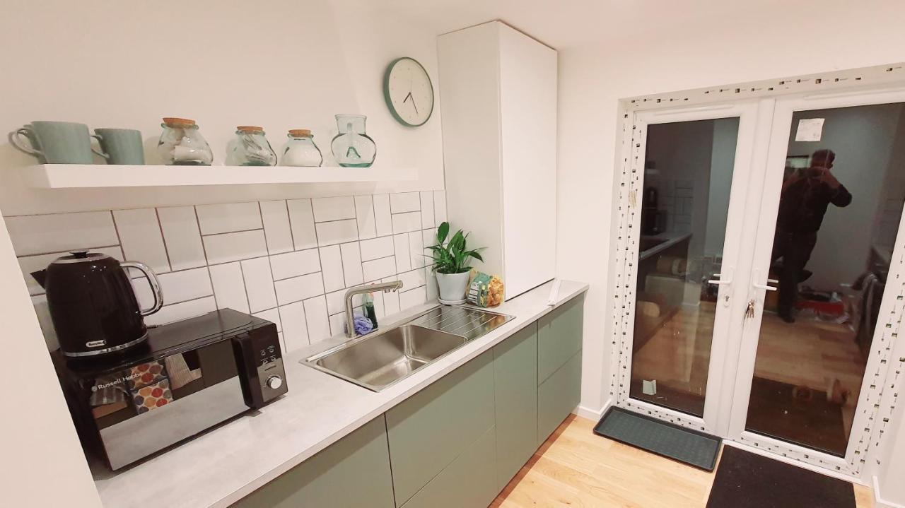 Apartment Lovely 2 Bedroom Period Garden Flat. *